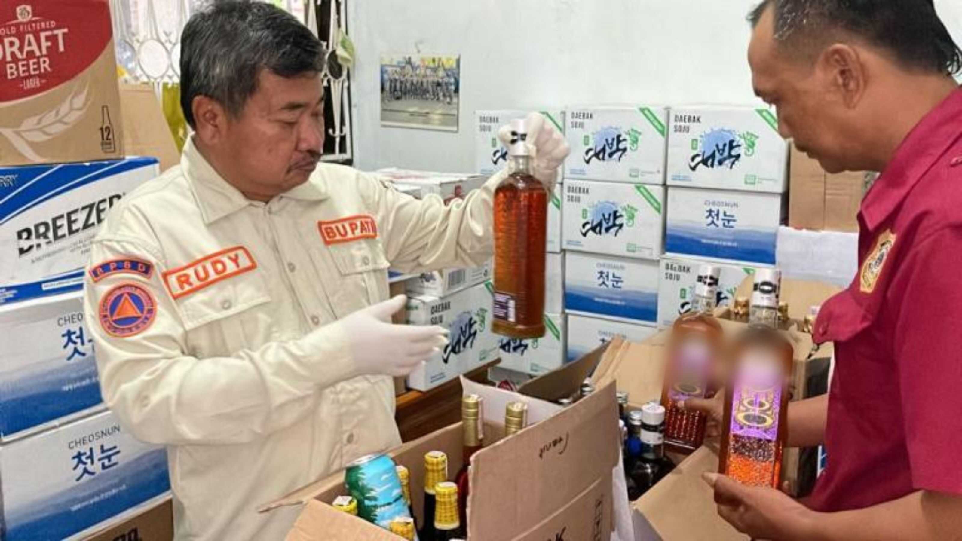 Penerapan Perda Anti Maksiat di Garut, Ribuan Botol Miras Diamankan